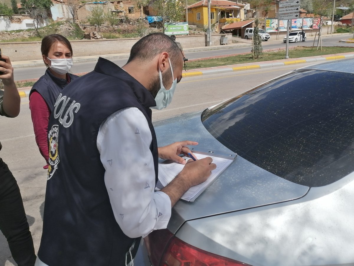 Aksaray'da kısıtlamayı ihlal etti, kendini araca kilitledi