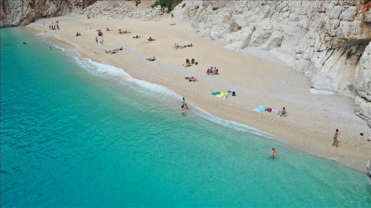 Antalya Konyaaltı sahili turistlere kaldı