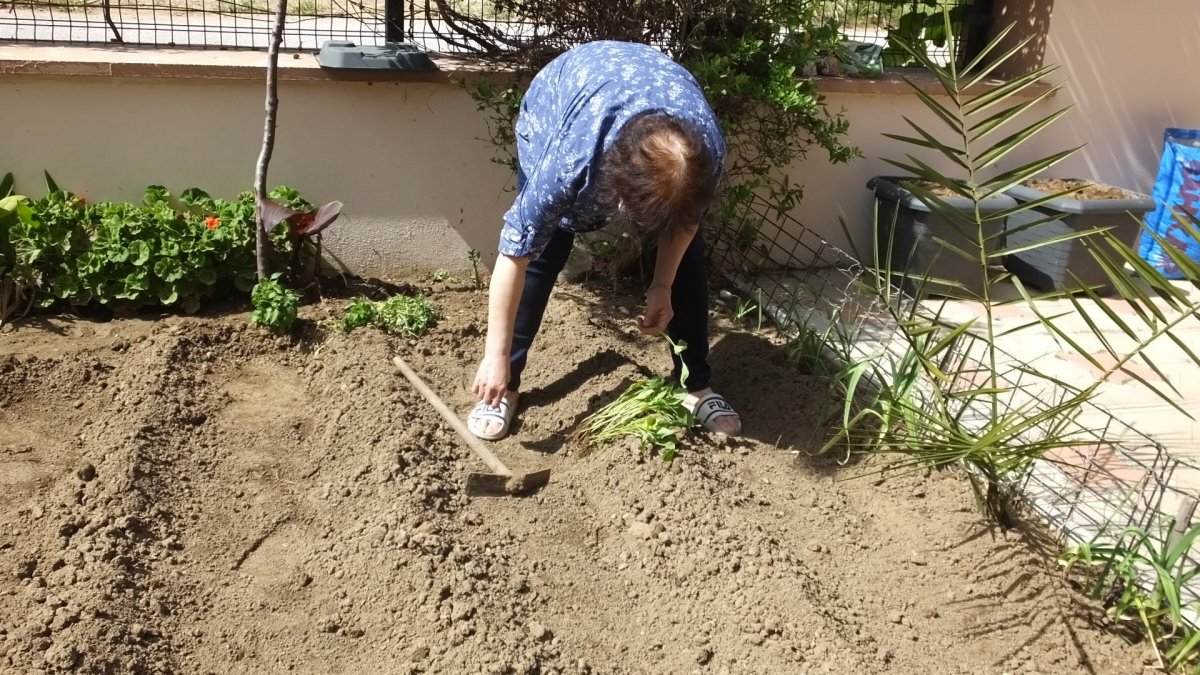 Balıkesir'de tam kapanmayla bahçe bakımlarına özen gösterildi