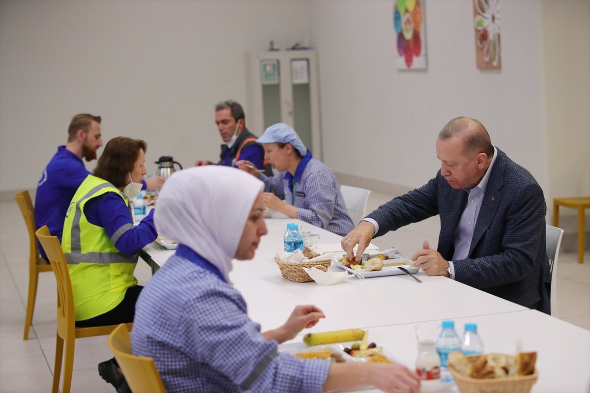 Cumhurbaşkanı Erdoğan, Tuzla da işçilerle iftar yaptı #17