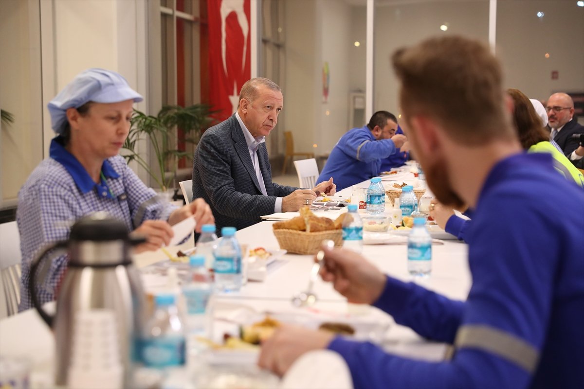 Cumhurbaşkanı Erdoğan, Tuzla da işçilerle iftar yaptı #11