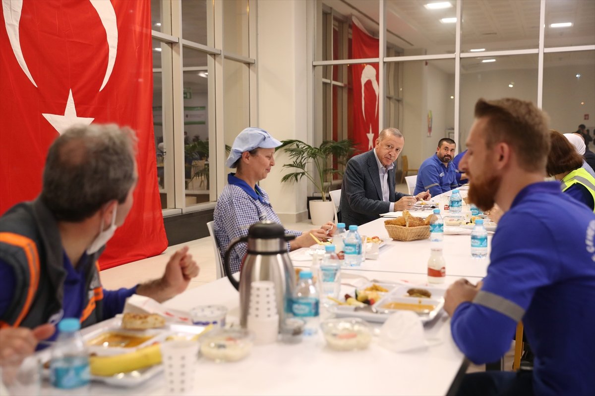 Cumhurbaşkanı Erdoğan, Tuzla da işçilerle iftar yaptı #13