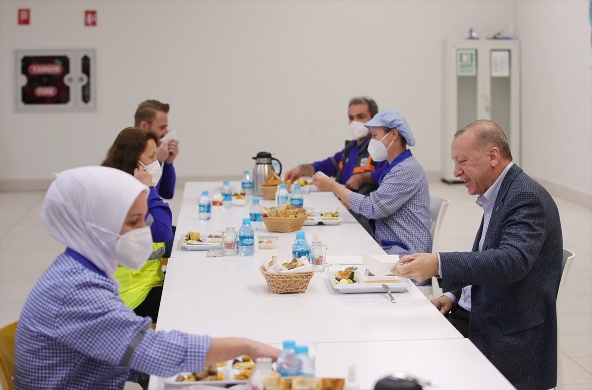 Cumhurbaşkanı Erdoğan, Tuzla da işçilerle iftar yaptı #15