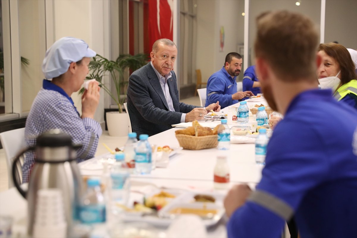 Cumhurbaşkanı Erdoğan, Tuzla da işçilerle iftar yaptı #12