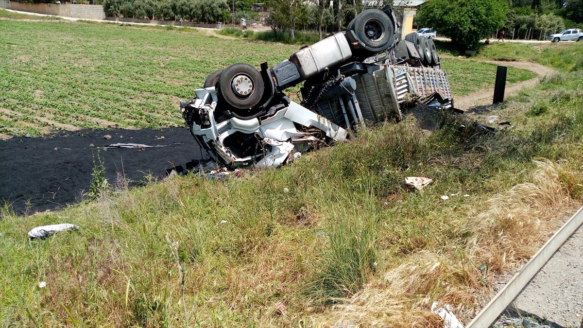 Adana'da kamyon sürücüsünün feci ölümü