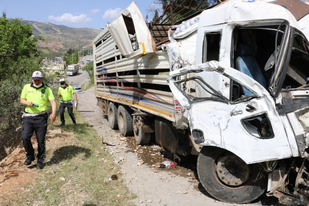 Kahramanmaraş'ta freni boşalan kamyon 3 araca çarptı