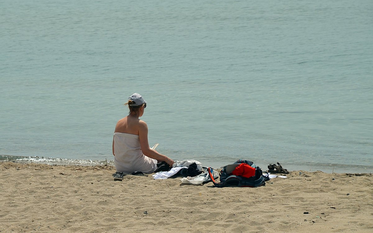 Didim'de turist çırılçıplak yüzdü