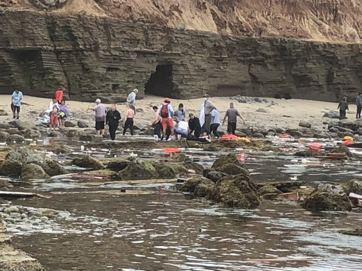 California açıklarında alabora olan gemide 2 kişi öldü