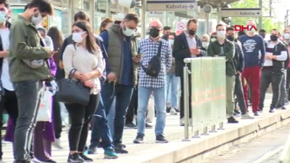 İstanbul'da tam kapanmaya rağmen tramvay durakları doldu