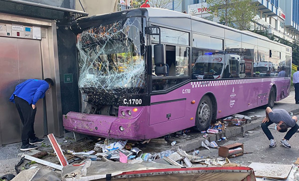 İstanbul'da İETT otobüsü üst geçidin asansörüne çarptı