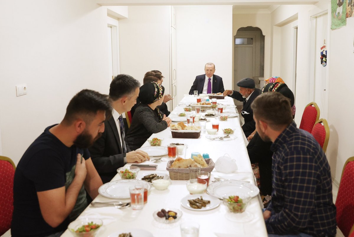 Cumhurbaşkanı Erdoğan Ayaşlı çiftçi ve ailesiyle iftar yaptı