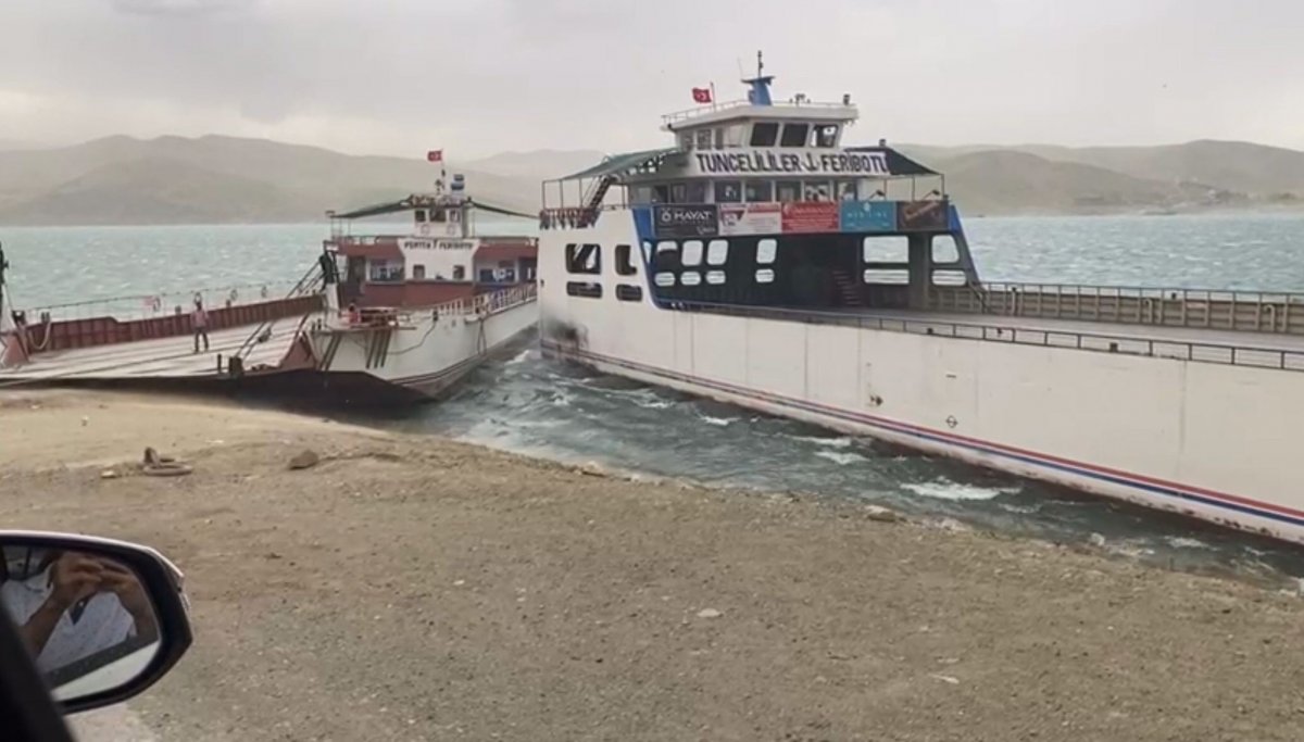 Elazığ’da fırtına nedeniyle savrulan feribotlar çarpıştı