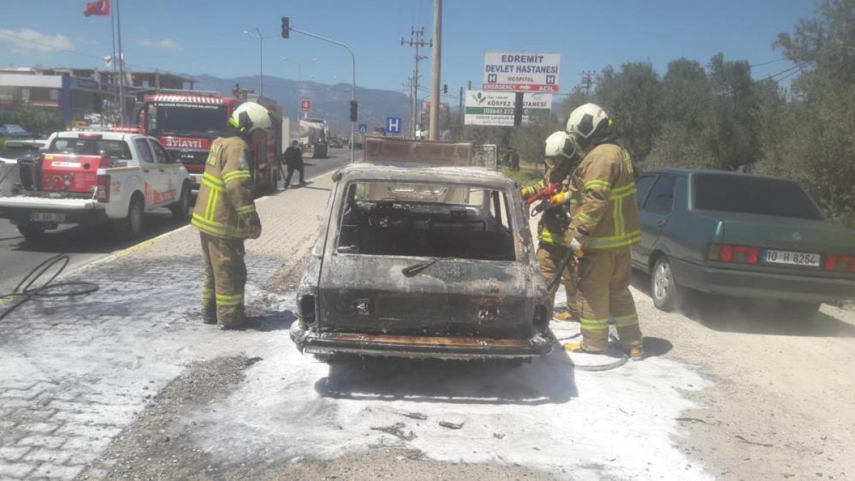 Erdemit'te seyir halindeki araç yandı
