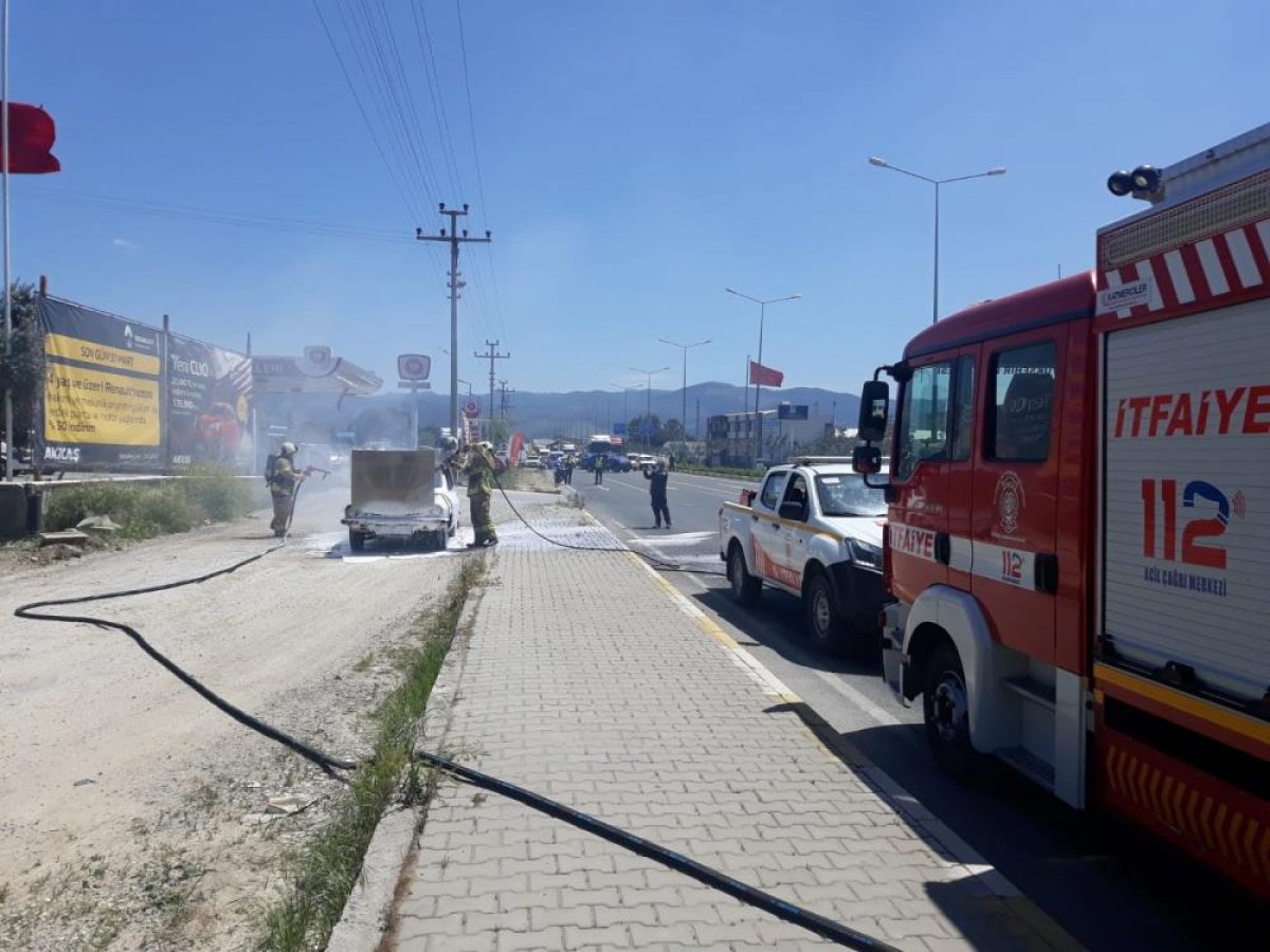 Erdemit'te seyir halindeki araç yandı