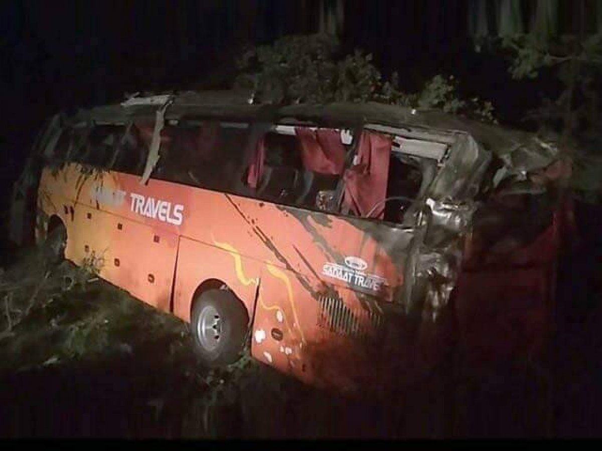 Bus crash in Pakistan: 15 dead #2