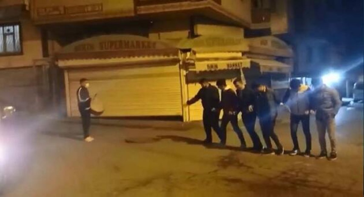 Sultangazi'de ilginç görüntüler: Halay çekip, uzun eşek oynadılar