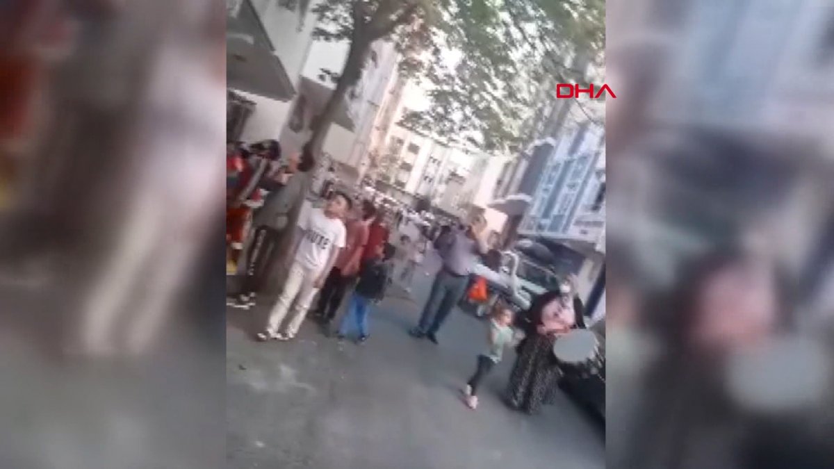 Arnavutköy'de, bahşiş toplayan davulcunun peşine çocuklar takıldı