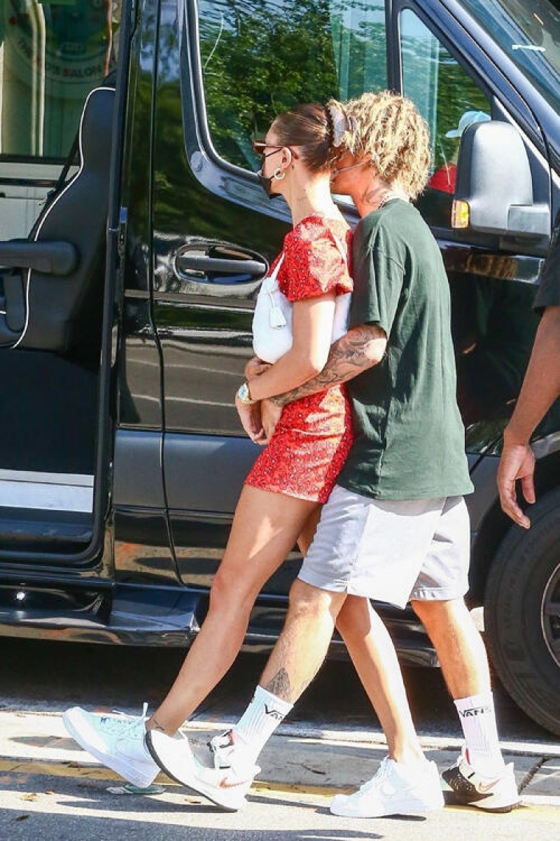 Justin Bieber tries to protect his wife from paparazzi hugs #2