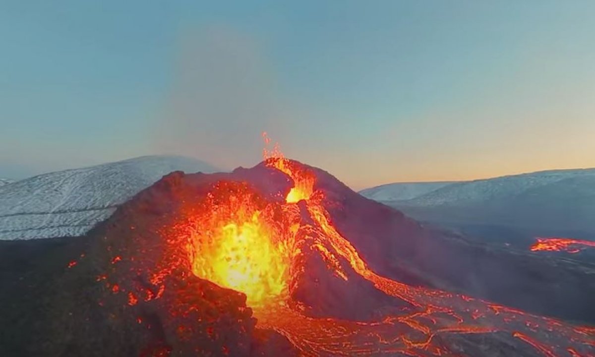 İzlanda, yanardağ lavlarına karşı duvar örüyor #10
