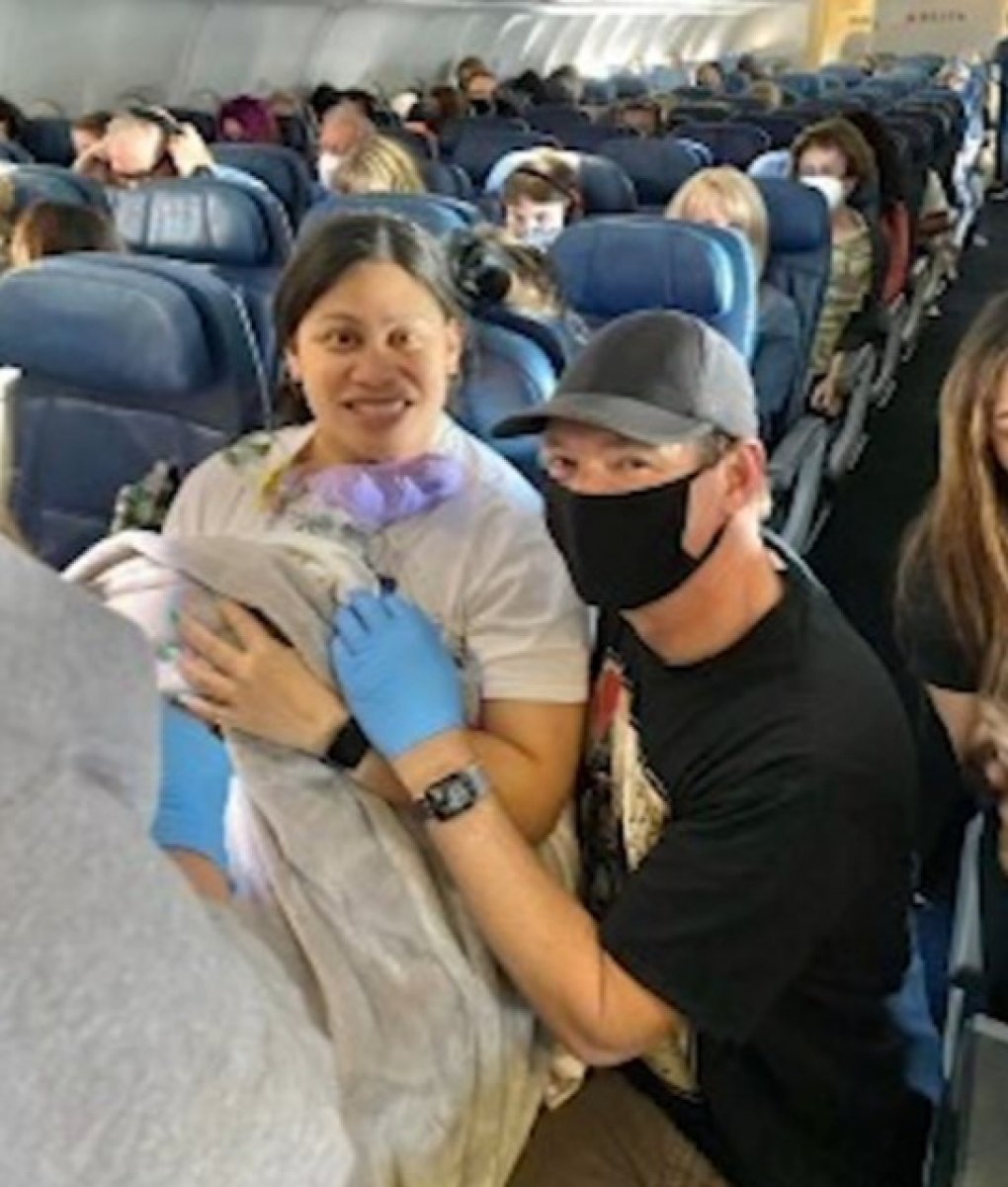 A woman gave birth on a plane in the USA #2