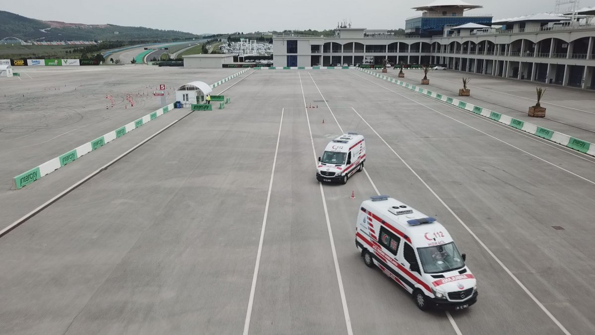 Ambulans şoförleri Formula 1 pistinde eğitimde