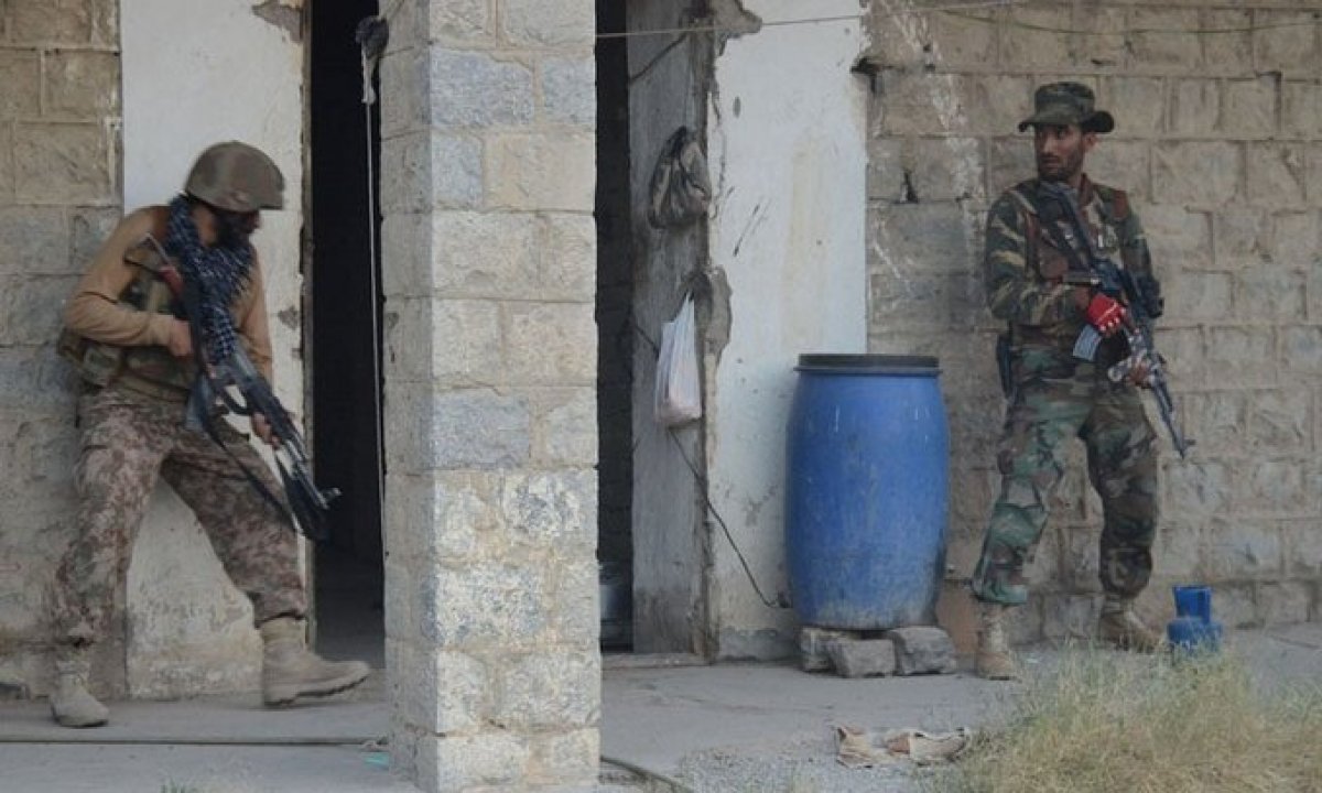 Pakistan’da askeri aracın geçişi sırasında bomba patladı