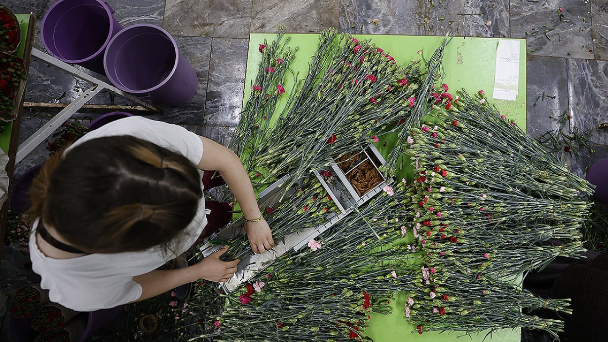 Antalya'da çiçekçilerde anneler günü hazırlıkları hareketli geçiyor