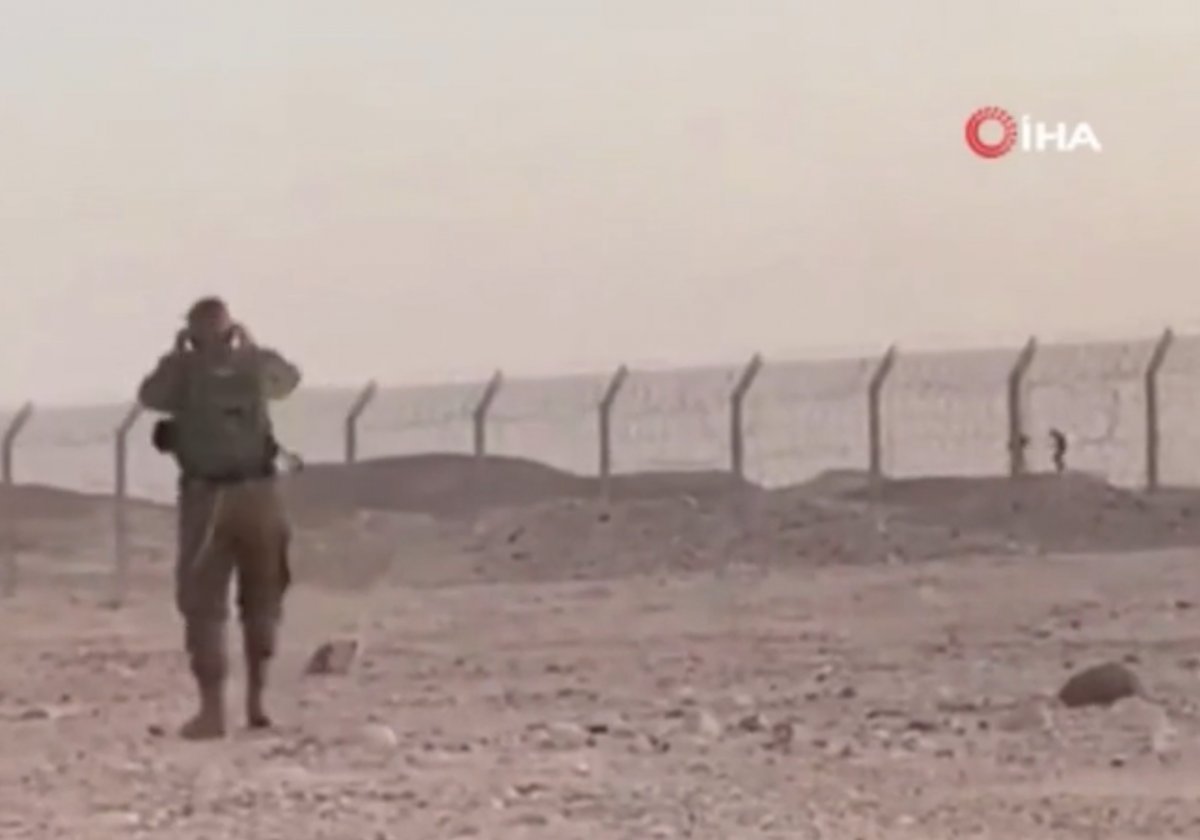 Israeli and Egyptian soldiers danced across the border #3