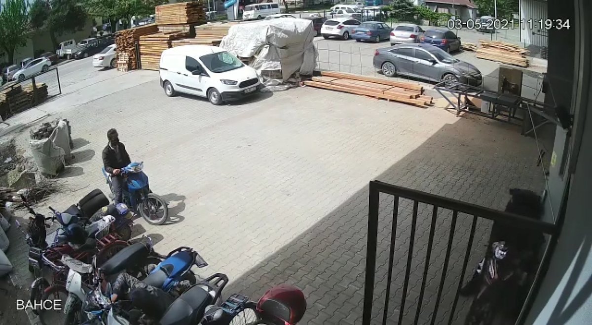 Bursa'da motosiklet hırsızlığını önleyen işçi