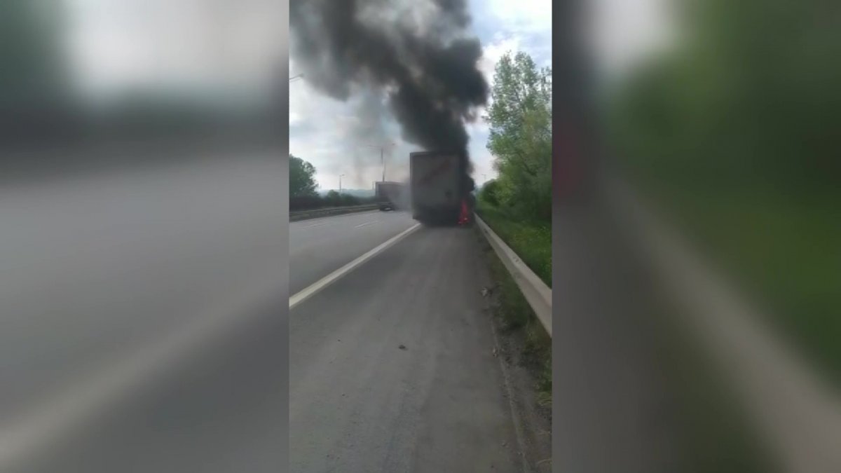 Düzce'de seyir halindeki tırın lastikleri tutuştu