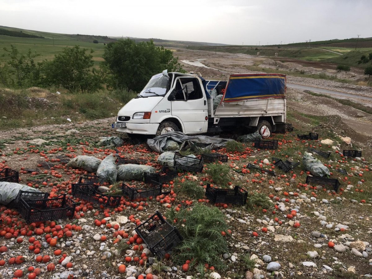 Adıyaman’da kamyon takla attı, sebzeler yola savruldu