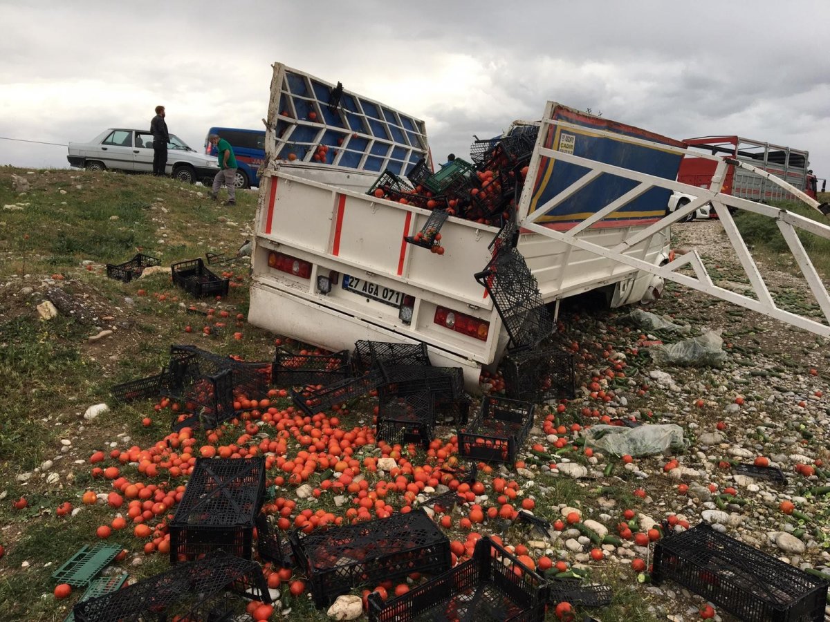 Adıyaman’da kamyon takla attı, sebzeler yola savruldu
