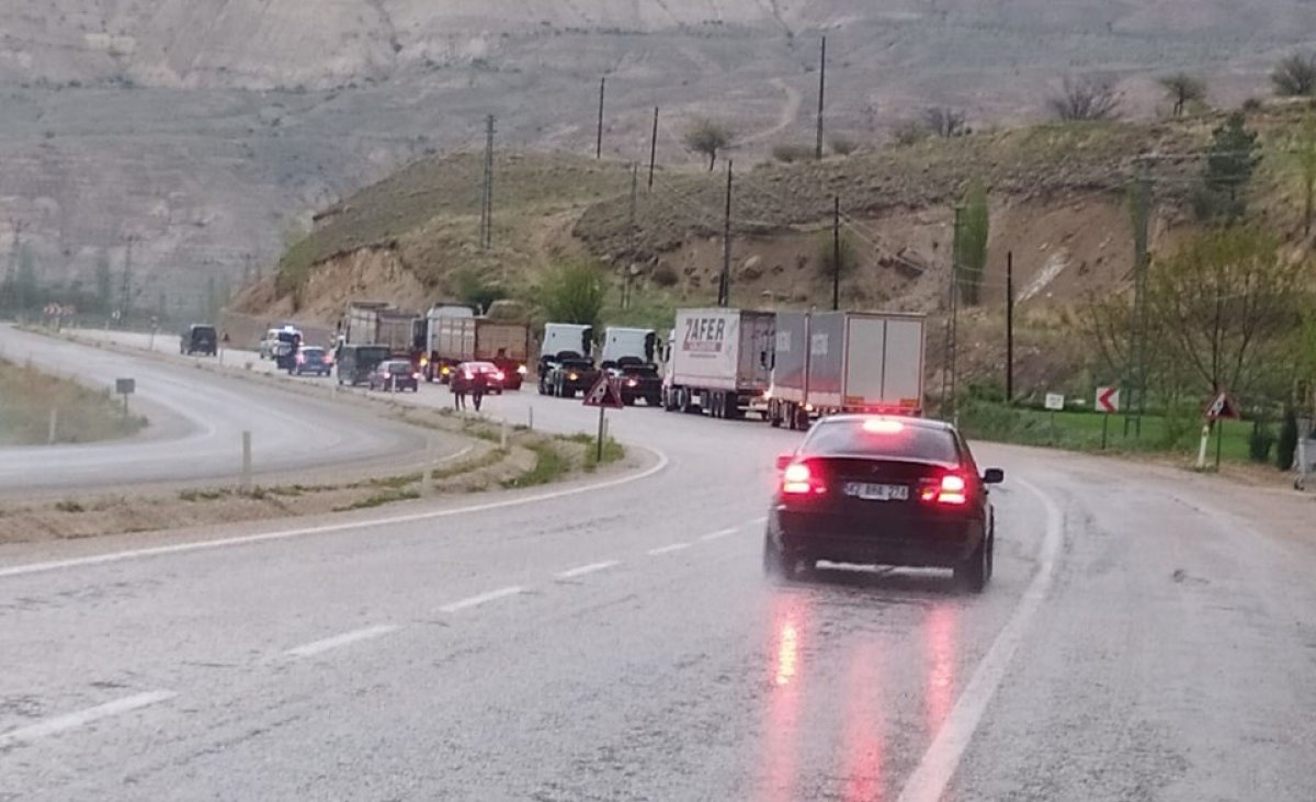 Sivas’ta sağanak yağmur: Balıklar yola savruldu