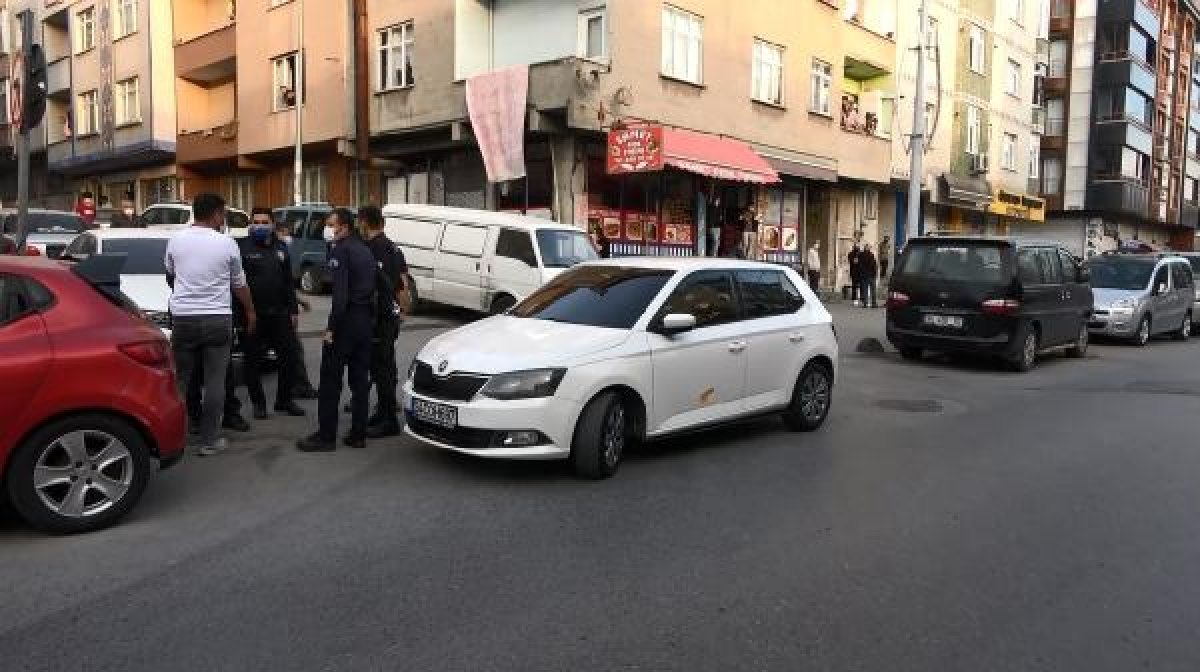Sultangazi'de seyir halindeki otomobile kurşun yağdı