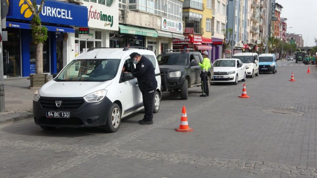 Uşak'ta cadde ve sokaklara denetim noktaları kuruldu