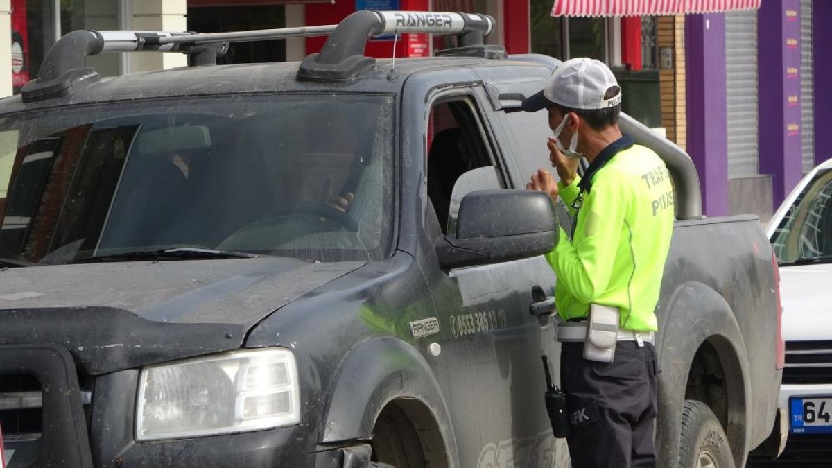 Uşak'ta cadde ve sokaklara denetim noktaları kuruldu