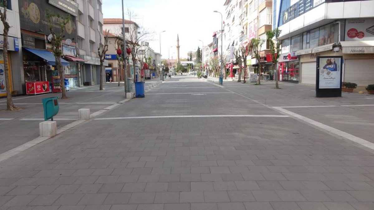 Uşak'ta cadde ve sokaklara denetim noktaları kuruldu