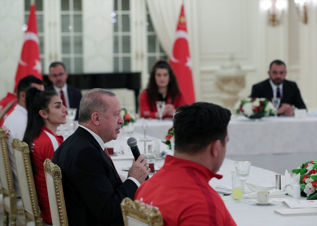 Cumhurbaşkanı Erdoğan milli sporcularla iftar yemeğinde bir araya geldi #7