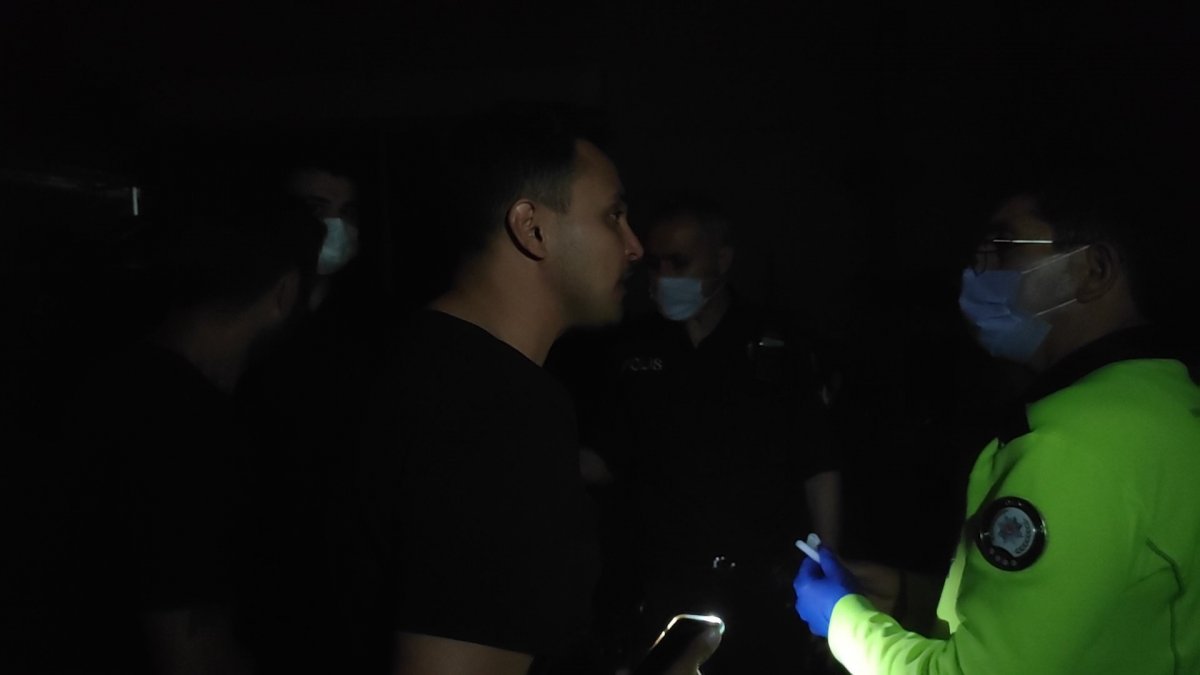 Denizli de zorluk çıkaran yabancı boksöre cevap: Karşında Türk polisi var #1