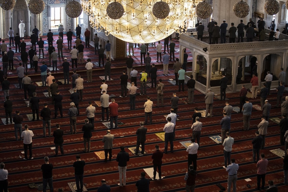 Ramazan ayının son cuma namazı koronavirüs tedbirleriyle kılındı #11