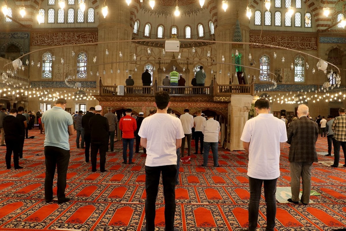 Ramazan ayının son cuma namazı koronavirüs tedbirleriyle kılındı #4