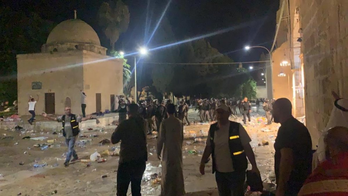 Israeli police attacked the congregation in Al-Aqsa Mosque #7