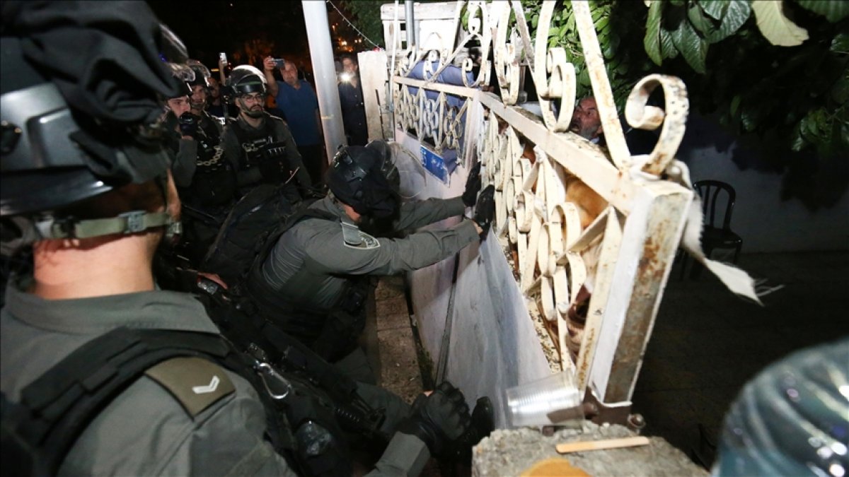 İsrail polisi Filistinli ailenin evine zorla girdi #1