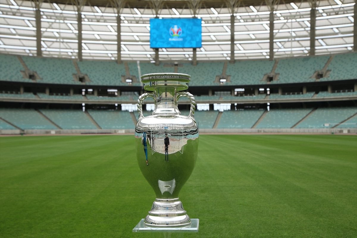 EURO 2020 nin şampiyonluk kupası Bakü de sergilendi #4