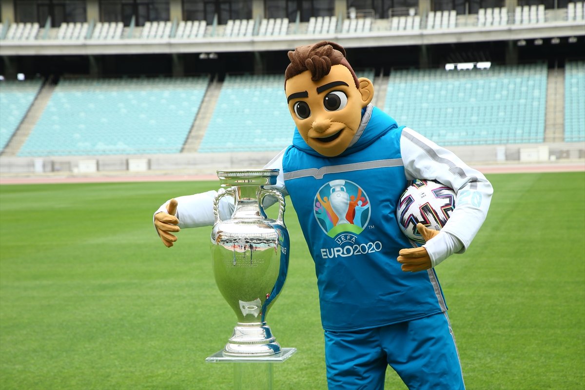 EURO 2020 nin şampiyonluk kupası Bakü de sergilendi #5