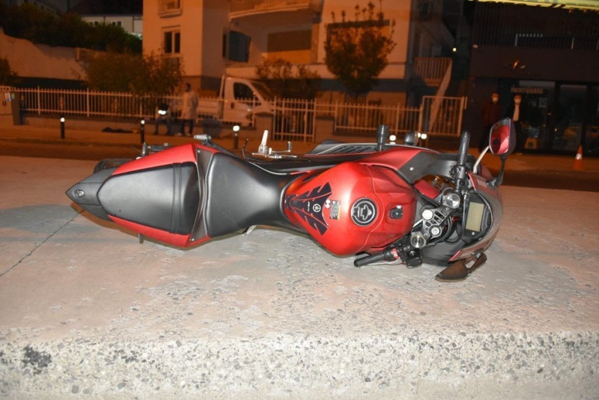 Beşiktaş ta motosiklet denemesi yapan polis kaza yaptı #1