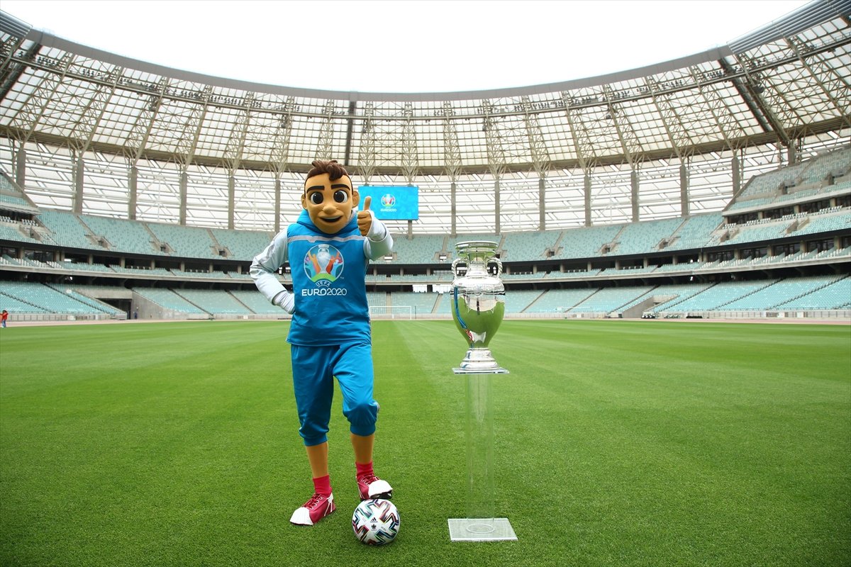 EURO 2020 nin şampiyonluk kupası Bakü de sergilendi #3