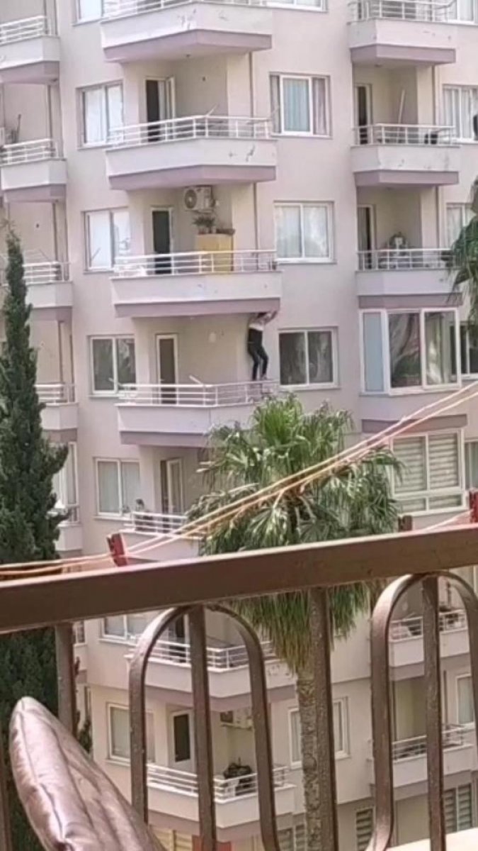 Mersin de tehlikeli kaçış: Polisi görünce balkondan 5 nci kata indi #3