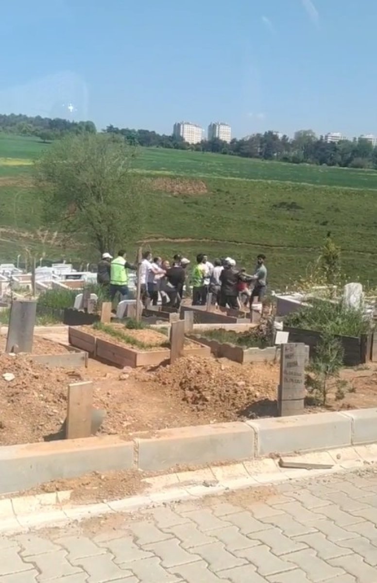 Başakşehir’deki mezarlıkta işçiler birbirine girdi  #1