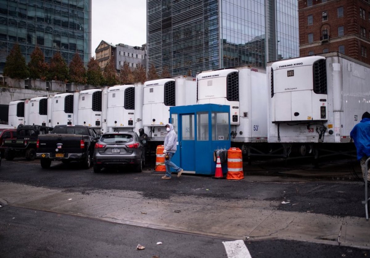 New York ta koronavirüsten ölen 750 kişinin cesedi soğutucu kamyonlardan çıktı #2